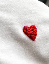 Carica l'immagine nel visualizzatore di Gallery, T-shirt con cuore