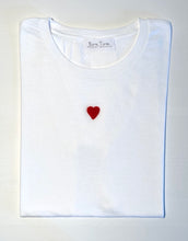 Carica l'immagine nel visualizzatore di Gallery, T-shirt con cuore