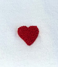 Carica l'immagine nel visualizzatore di Gallery, T-shirt con cuore
